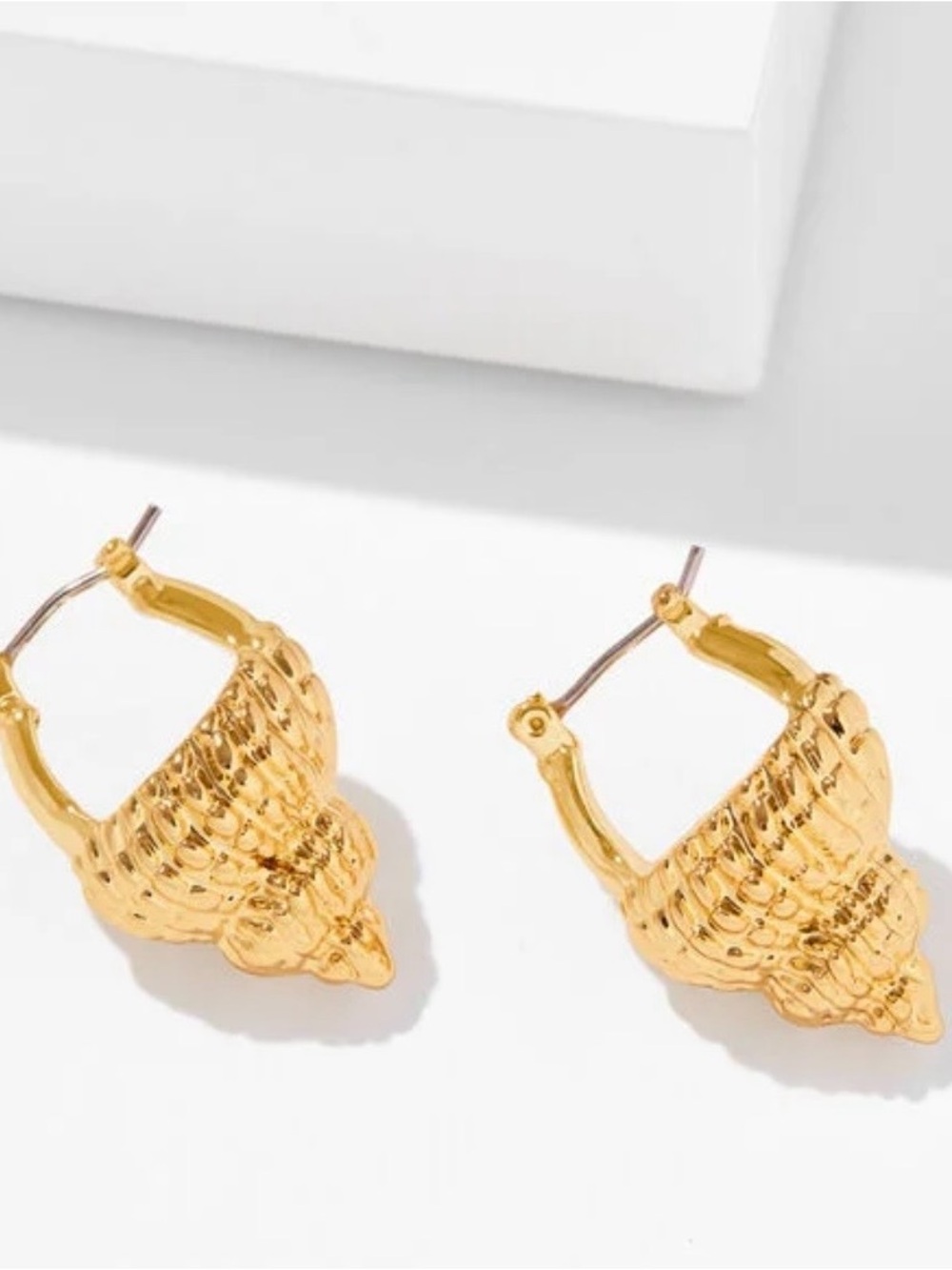 Talbots gold toned shell earrings NWT